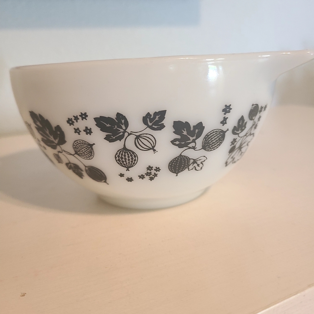 Vintage Pyrex 441 Black and White Gooseberry